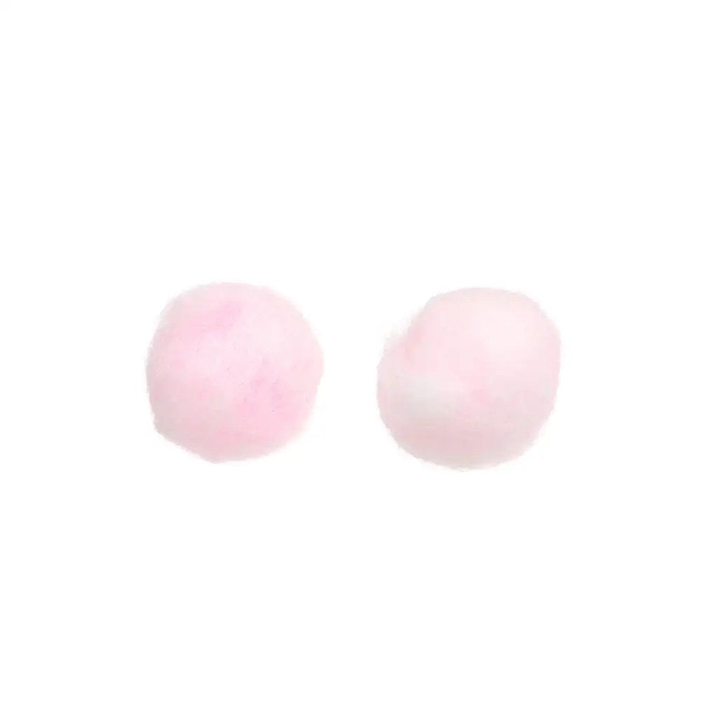 זוג כדורי שעווה עטופים בכותנה בתקריב